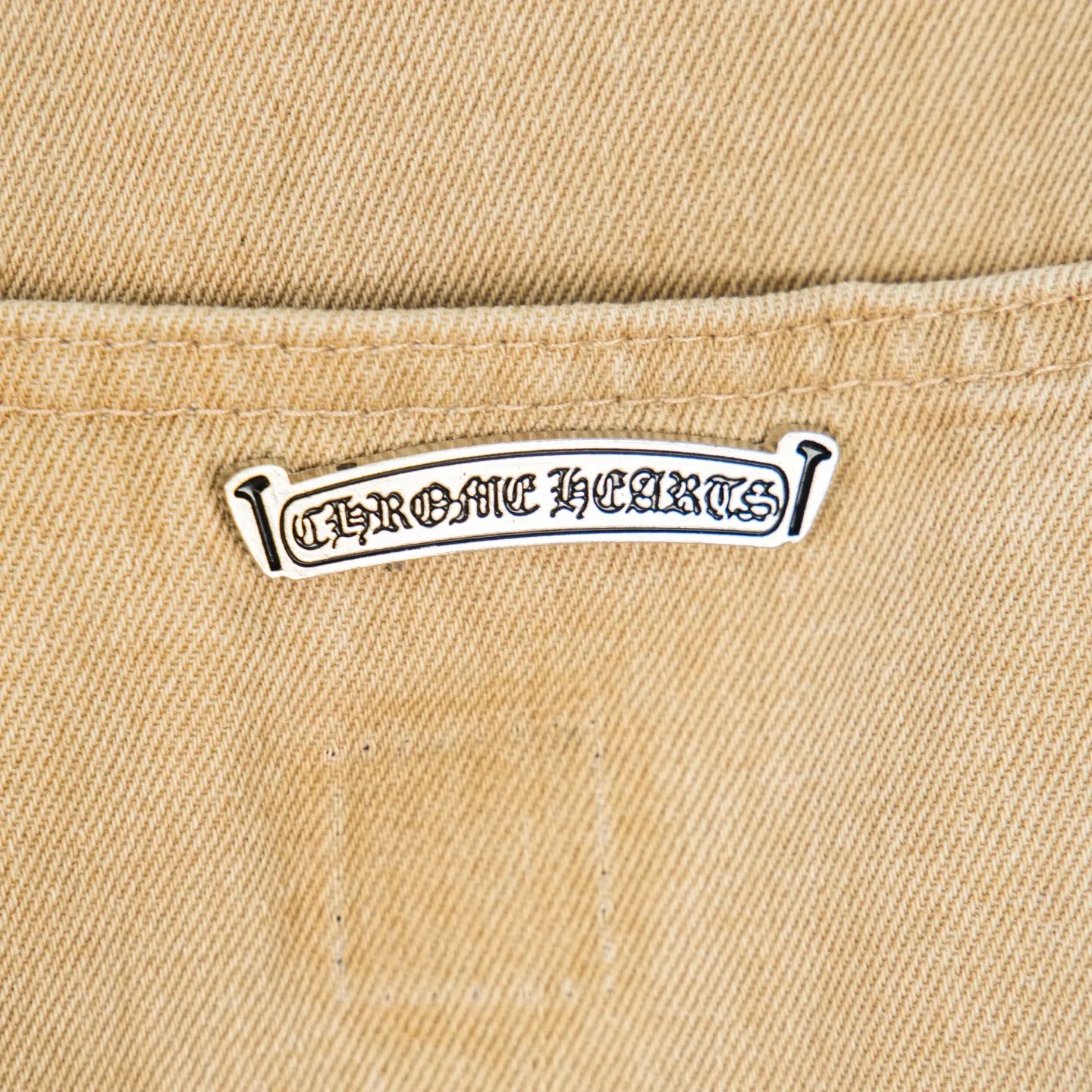 P280 Chrome Hearts khaki denim and white and blue multi-leather popular couple jeans are a hot trend this season and are sought after by countless celebrities and fashionistas. The neat details of the cutting process add color to the playful fashion! The neat and meticulous design, and the well-fitting structure is unique. The upper body not only has outstanding recognition, but also looks younger and younger. A style with the ultimate wearing meaning and performance, gorgeous color matching, and the craftsmanship of this style is also extremely extraordinary. After the finished product is washed, it is disassembled and hand-made with sheepskin cross leather and then spliced ​​together to complete. The whole piece has too many craftsmanship to describe. It is decorated with patchwork cross flowers and high-waisted washed jeans! ! Absolutely high-end luxury product, a god-level single product, a super popular product, made with top heavy industry, a must-see magic weapon that can't be missed. Style number: 1827# Size: 30 32 34 36 Color: Khaki